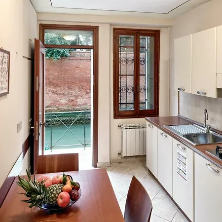 Pearl Apartment, Guglie Bridge *